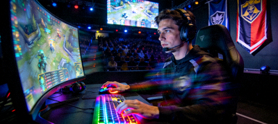 电竞比赛现场选手专注操作键盘鼠标的紧张场景