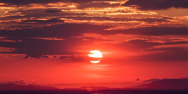 多块屏幕同时播放不同体育赛事直播的现代化控制室