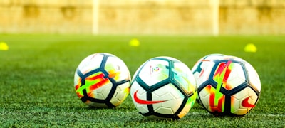 足球运动员在绿茵场上激烈拼抢的瞬间特写